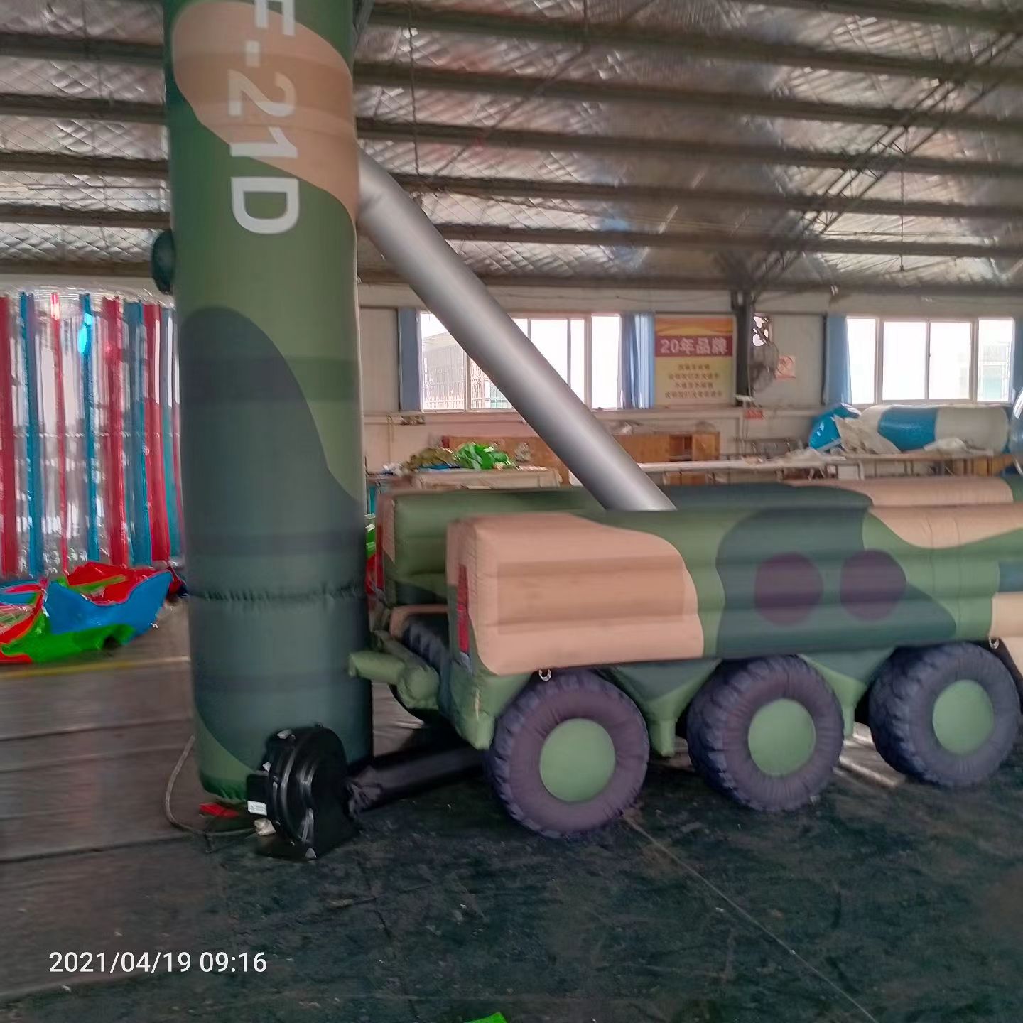 彝良军事演习中的充气目标车辆：模拟发射车雷达车坦克飞机